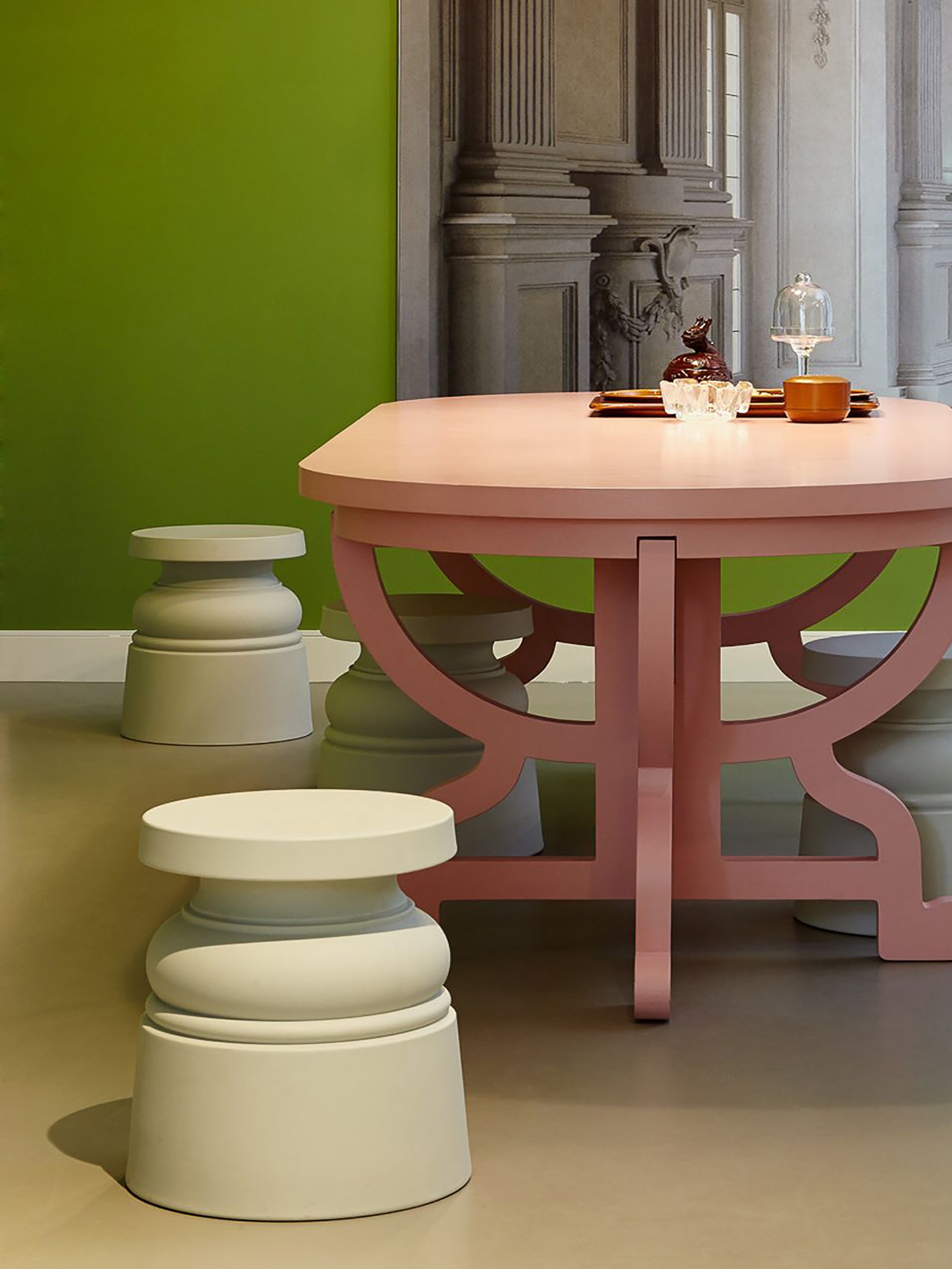 007_Moooi_New_Antiques_Container_Hocker_ambient_55625_weiss_63755ba46a93465a93cffdecde7a3c47